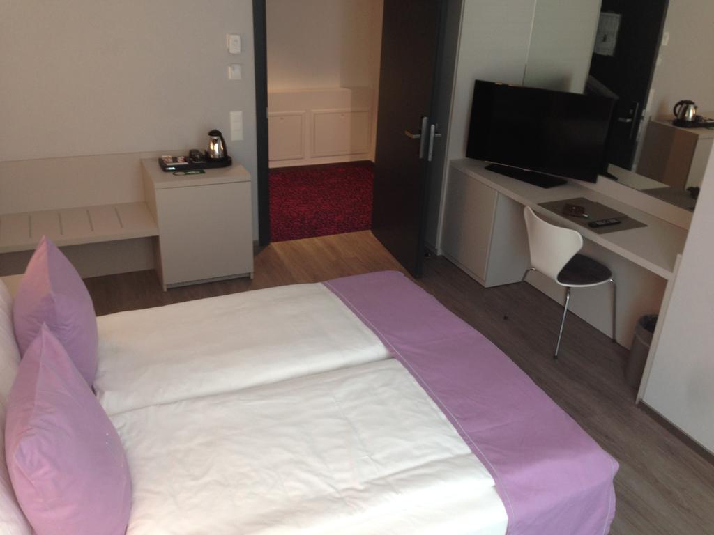 Modern Cosy Double Room,1284040036:JPEG