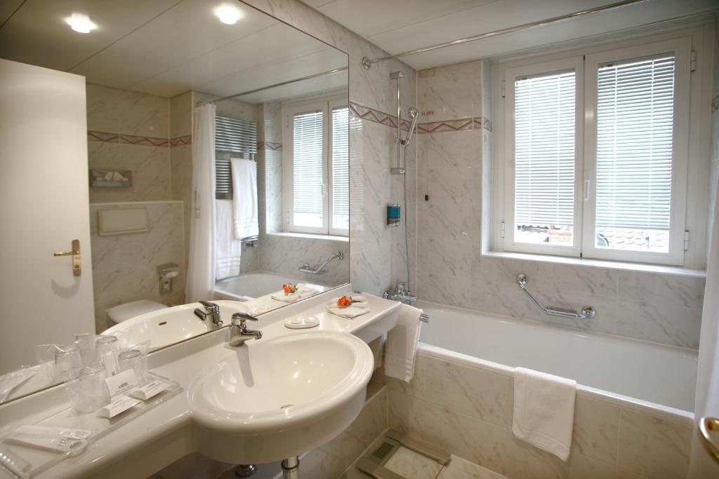 Doppel-/Zweibettzimmer mit Balkon und Seeblick